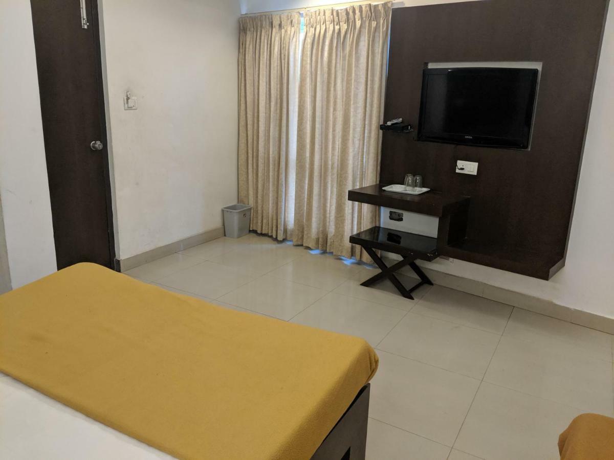 Aashraya Hotel ไมซอร์ ภายนอก รูปภาพ